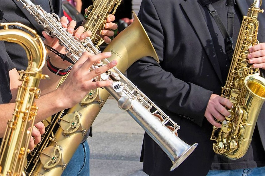 Quatre saxophonistes mu par le plaisir de jouer